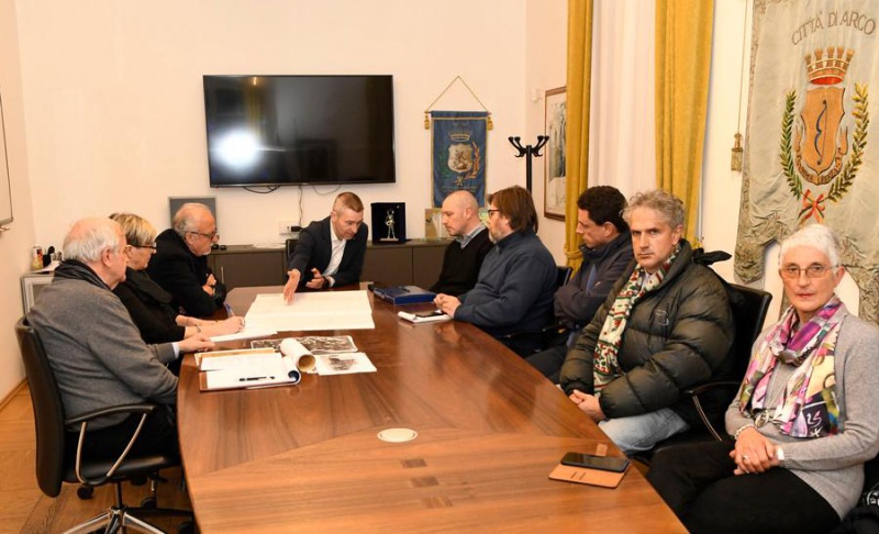 Datei:IT arco-g7.jpg